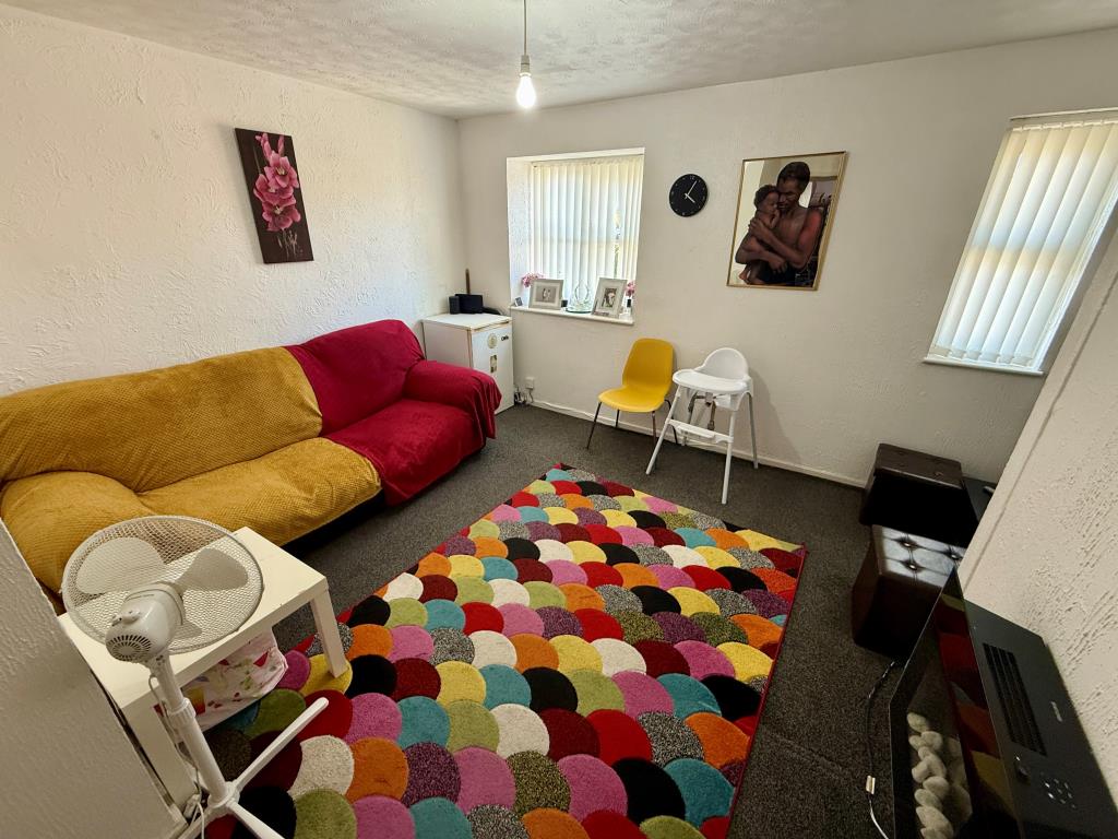 Lot: 126 - FLAT FOR INVESTMENT - Living room